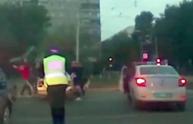 Авария в Уфе: столкнувшись с легковым авто перевернулась машина скорой помощи, пострадал ребенок | видео