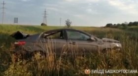 На трассе Уфа-Белорецк опрокинулся грузовик с продуктами | видео