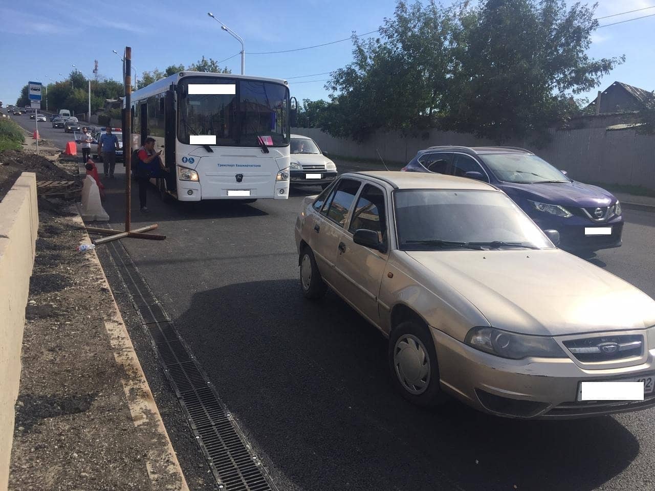 Авария в Уфе: столкнулись иномарка и автобус, пострадал подросток