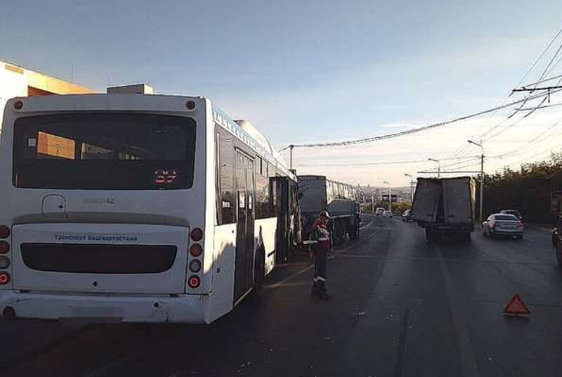 В Уфе на улице Сипайловской пассажирский НефАЗ врезался в грузовик