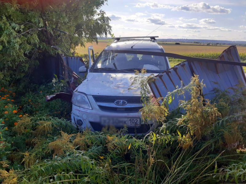 Авария под Уфой: водитель не справился с управлением и врезался в забор