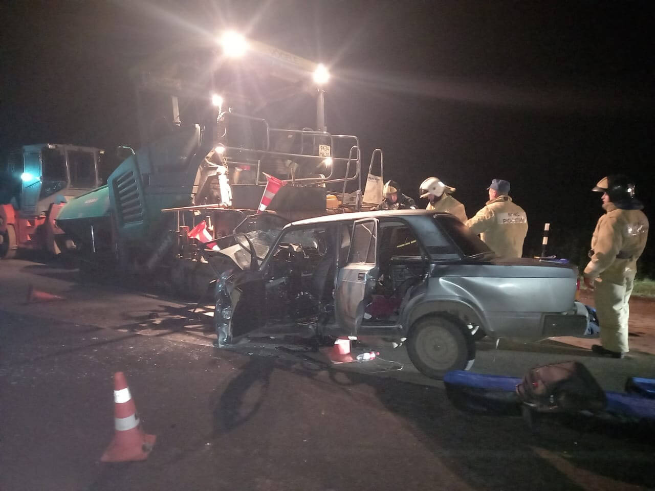 Авария в Краснокамском районе: женщина за рулём ВАЗ-2107 наехала на асфальтоукладчик, 3 человека погибли