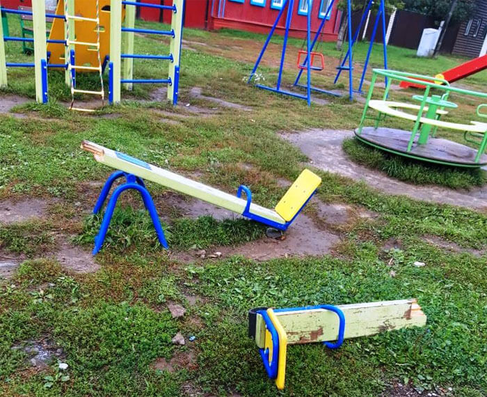 Глава Благовещенского района пожаловался на вандалов, разрушивших детскую площадку