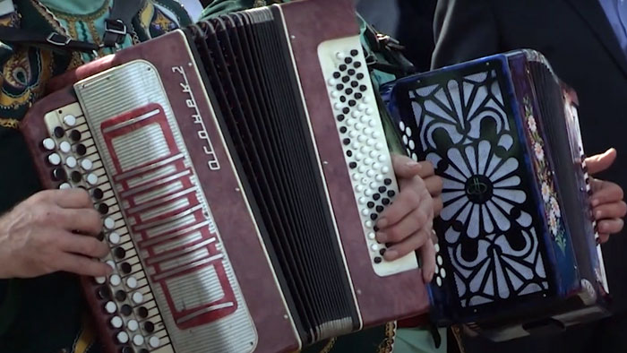 «Играй, гармонь» в Октябрьском собрал более сотни гармонистов | видео