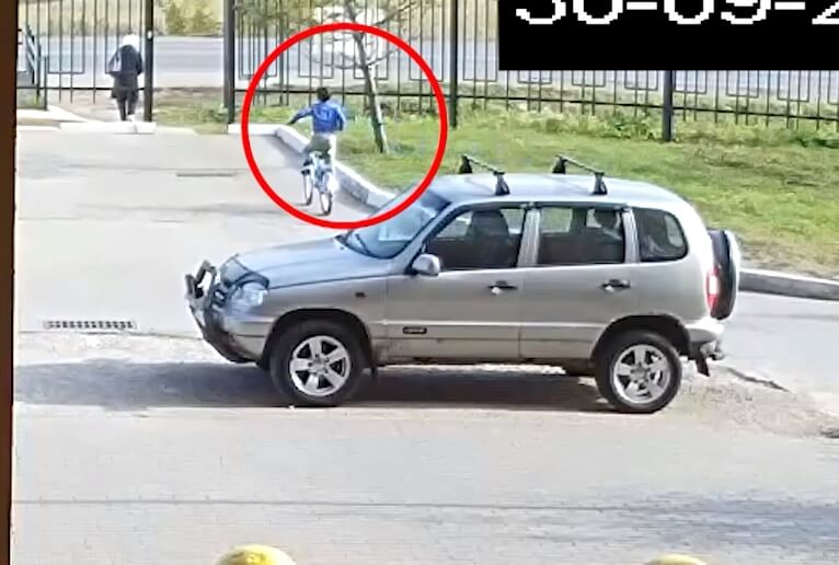 ДТП в Уфе: водитель перевернулся на грузовике сбив ребенка на велосипеде | видео