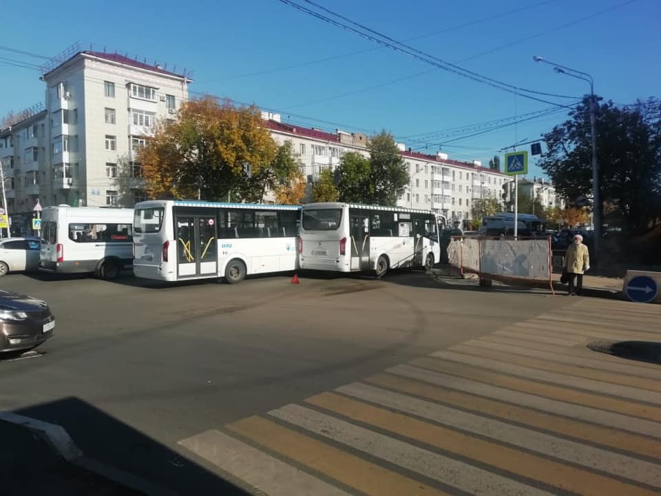 Авария в Уфе: на перекрестке столкнулись два пассажирских автобуса