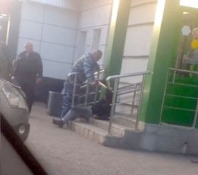 В Стерлитамаке охранник супермаркета избил дубинкой посетителя | видео