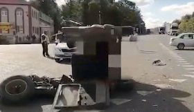 Авария под Октябрьским: столкнулись УАЗ и Лада Гранта, спасатели достали зажатую в одной из машин женщину | видео