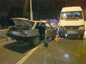 Авария в Уфе: водитель ВАЗ-21099 столкнулся с пассажирским автобусом