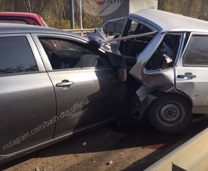 Массовая авария в Уфе: лихач на Toyota Camry спровоцировал столкновение автомобилей | видео