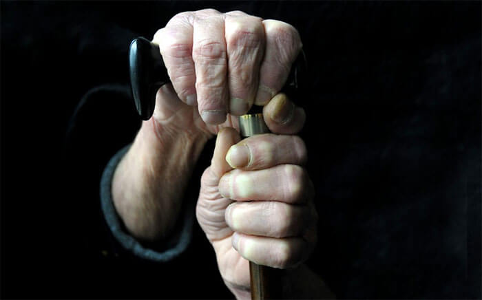 В Белорецком районе пенсионерка отбилась тростью от грабителя