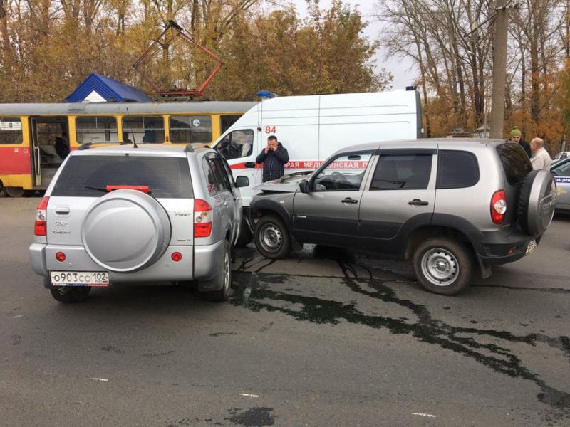 Авария в Уфе: водитель «Чери Тигго» врезался в «Шевроле Нива», пострадала женщина