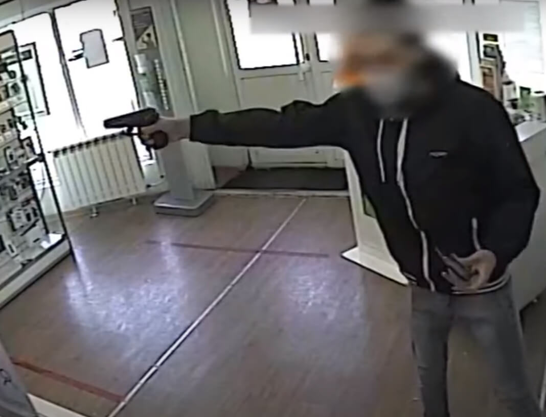 В Уфе подросток, угрожая травматическим оружием, ограбил салон сотовой связи | видео
