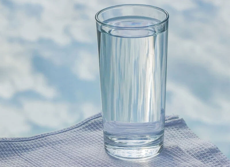 Медики объяснили, нужно ли пить воду перед сном