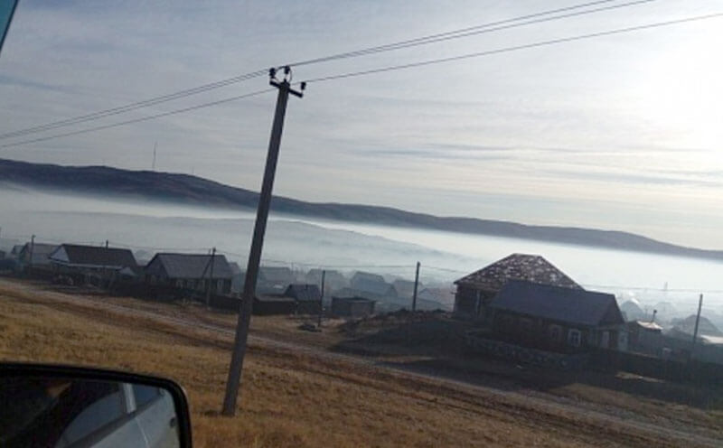 Жители Баймака пожаловались на тяжелый запах и смог, в районе горят торфяники