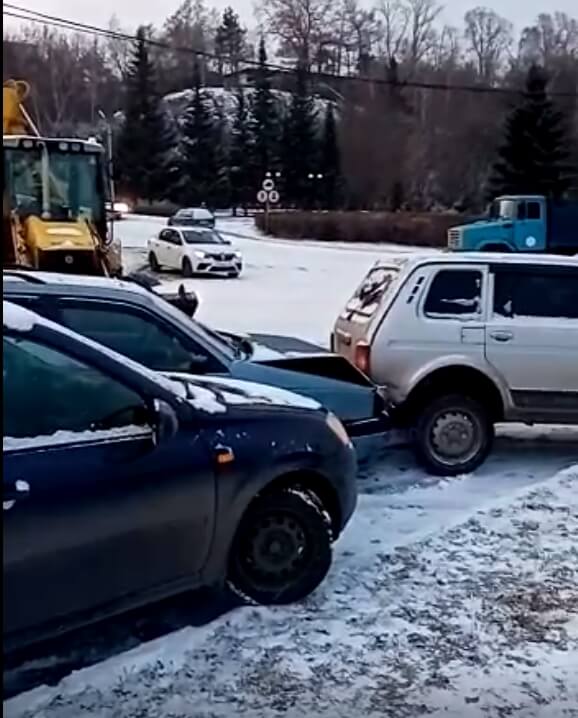 В Белорецке, из-за выпавшего снега, произошла массовая авария | видео