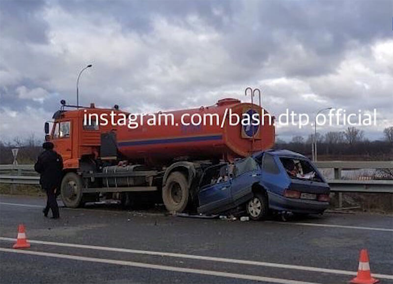 Авария в Башкирии: водитель ВАЗ-2114 уснул за рулем и врезался в «КамАЗ» | видео