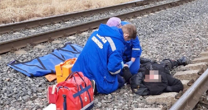 В Башкирии умер ребенок попавший вместе с отцом под поезд