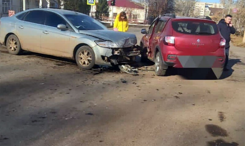 Авария в Ишимбае: женщина за рулем Renault Sandero Stepway столкнулась с Ford Mondeo