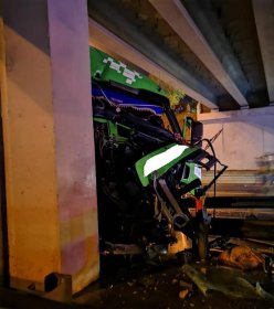 Авария в Уфе: фура наехала на бетонную конструкцию моста | видео