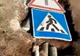 В Балтачевском районе дорожники залатали ямы бревнами и дорожными знаками