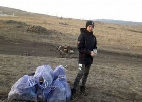В Баймаке школьник самостоятельно чистит от мусора гору возле родного города