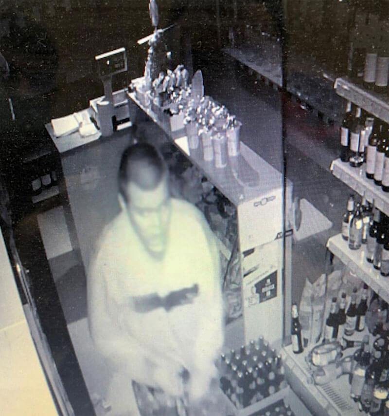 В Уфе два молодых человека ночью ограбили магазин с продуктами