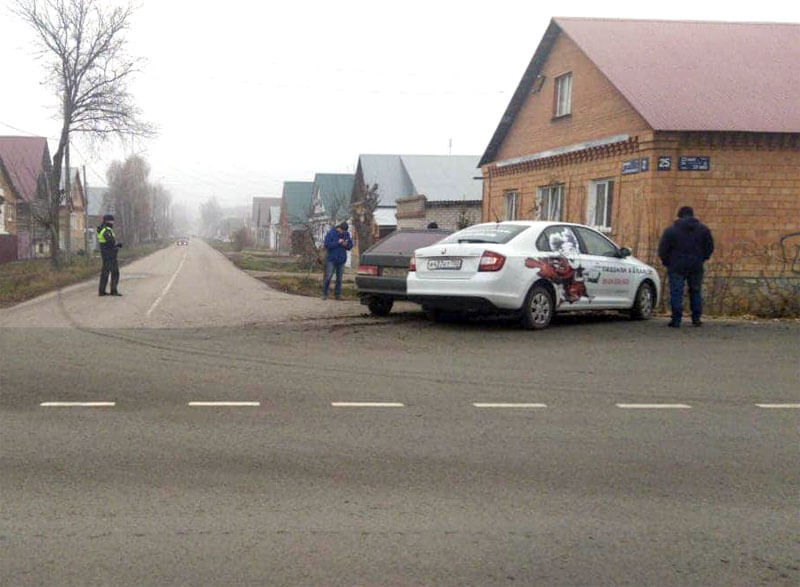 Авария в Стерлитамаке: водитель Skoda Rapid столкнулся с попутным ВАЗ-2114, пострадали двое