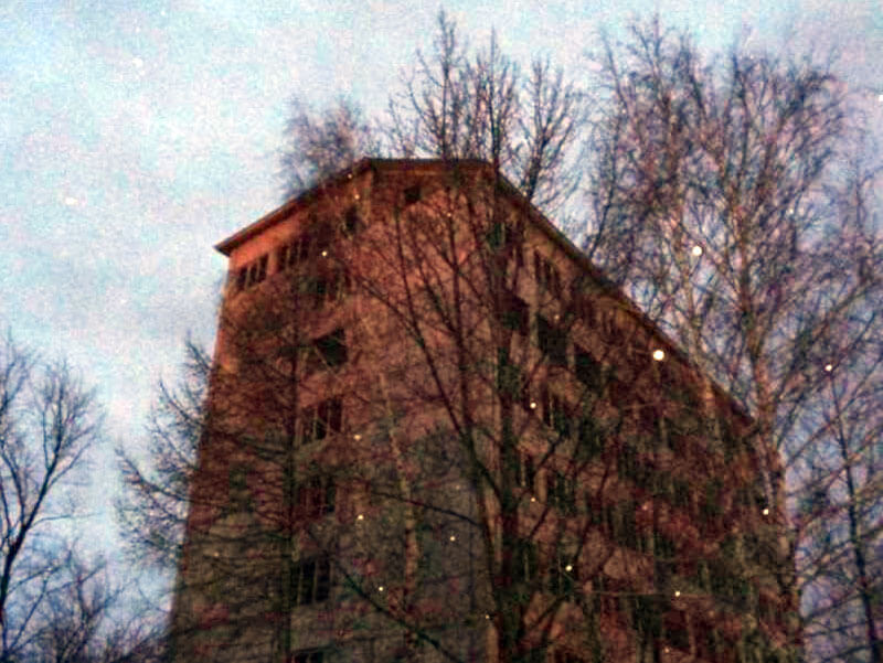 В Туймазинском районе ребенок несколько часов провисел на крыше заброшенного здания