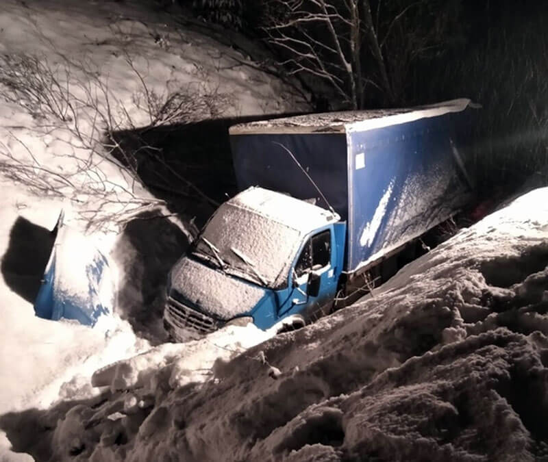 На трассе Белорецк-Уфа водитель попал в яму, из которой не смог выбраться без посторонней помощи