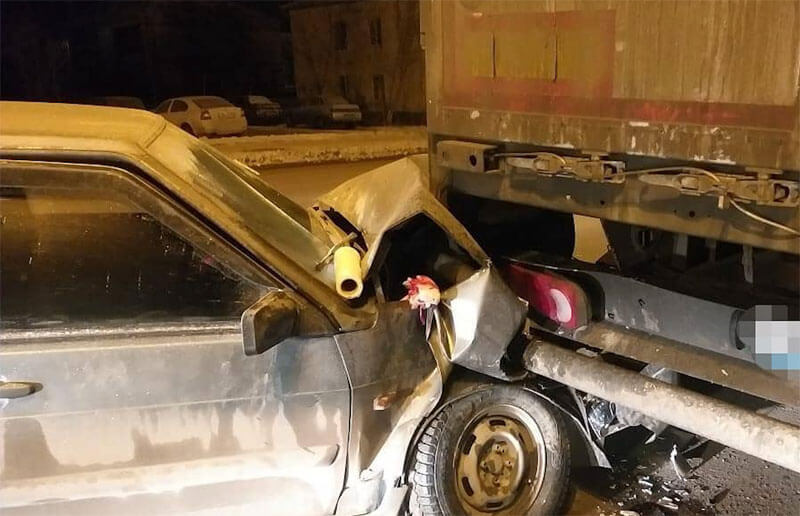 Авария в Уфе: водитель "четырнадцатой" врезался в стоящий на дороге грузовик
