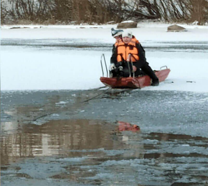 В Белорецке спасатели помогли женщине, дрейфовавшей на льдине посреди Белой
