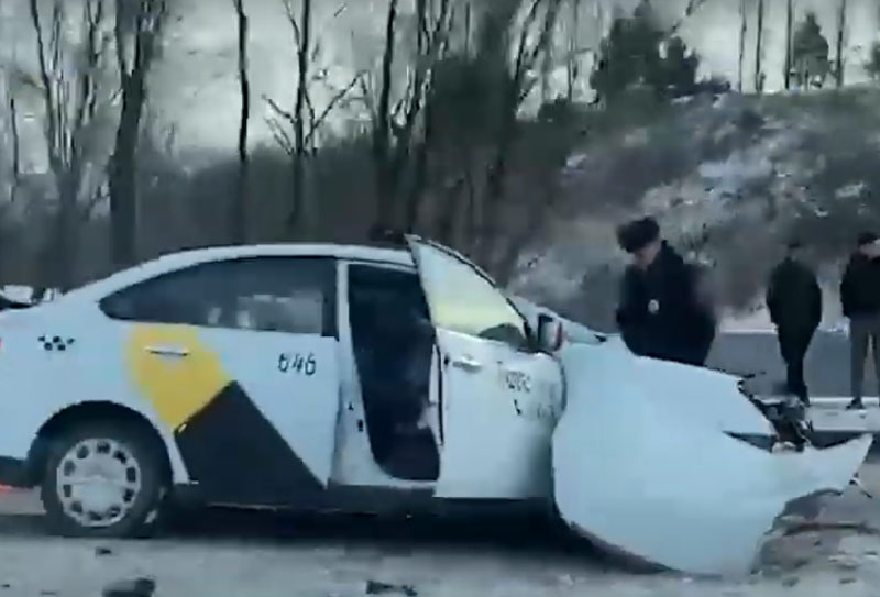 Авария в Уфе: автомобиль такси "Яндекс" въехал в столб, водитель погиб | видео