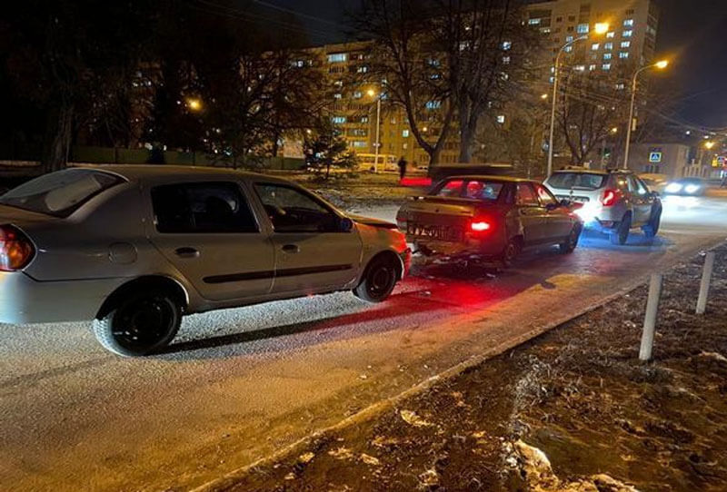 Авария в Уфе: водитель Renault Clio спровоцировал массовое столкновение автомобилей