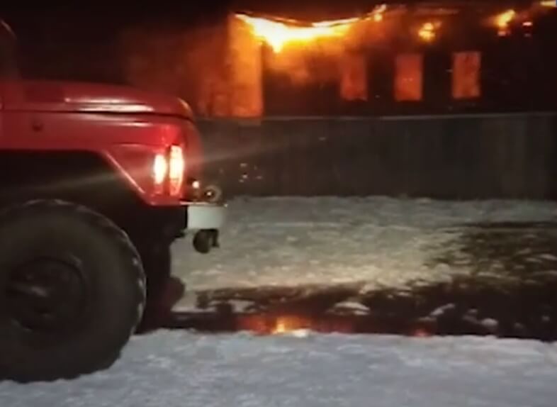 В крупном пожаре в Илишевском районе сгорели два человека | видео