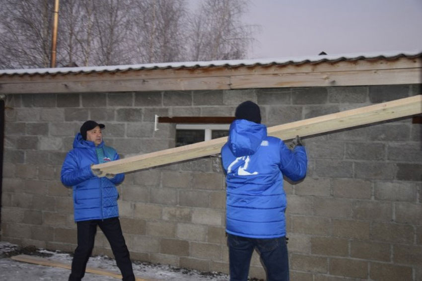 Многодетной семье погорельцев из Уфы оказали помощь в приобретении строительных материалов