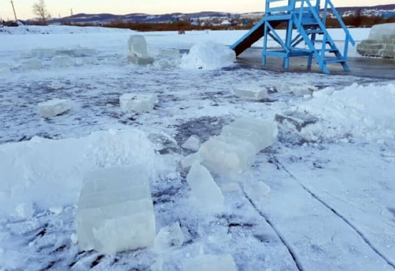 В Баймаке школьник разрушил ледовый городок, построенный местными жителями