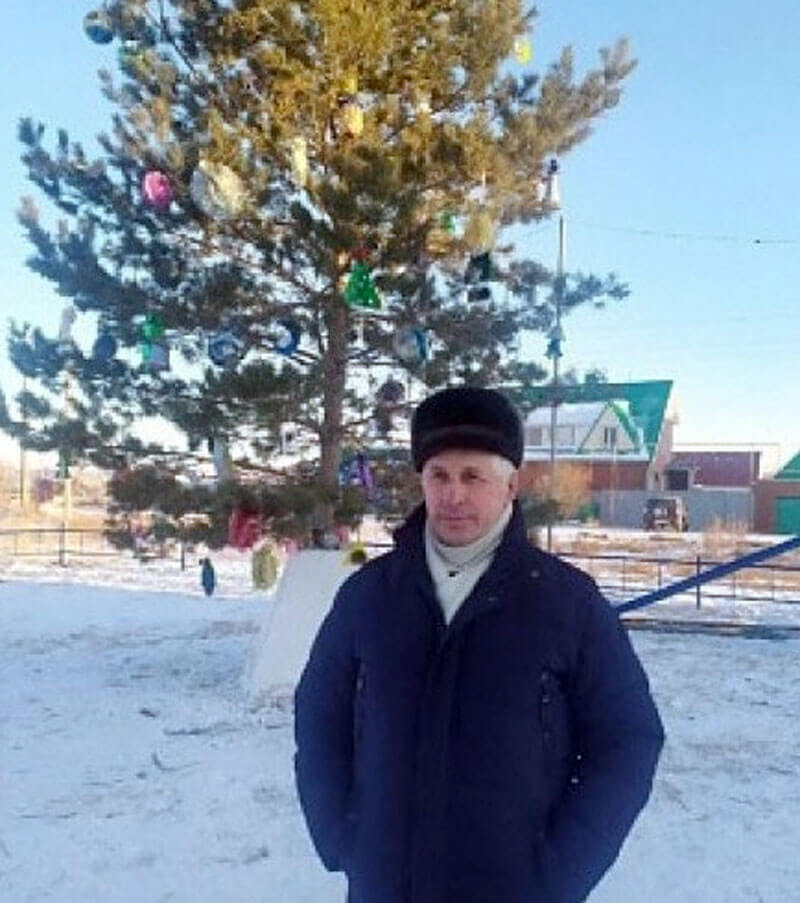 Житель Сибая подарил горожанам елку на Новый год, которую выращивал 15 лет