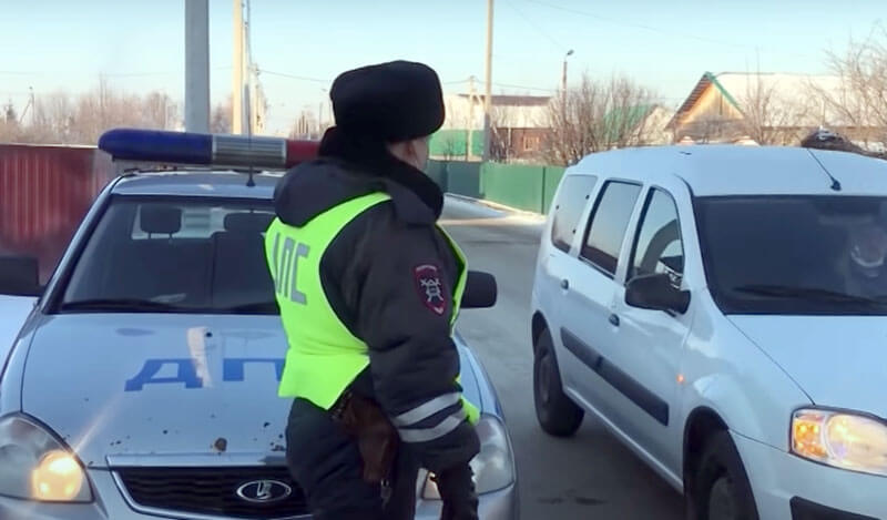 В Башкирии задержанный сотрудниками ДПС пьяный водитель съел протокол | видео