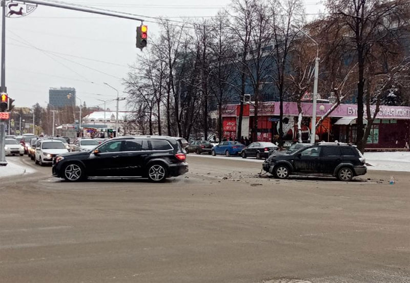 Авария в Уфе: в центральной части города образовалась пробка из-за столкновения двух автомобилей