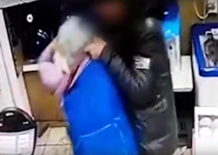 В Уфе мужчина с ножом напал на продавщицу, ее спас таксист | видео