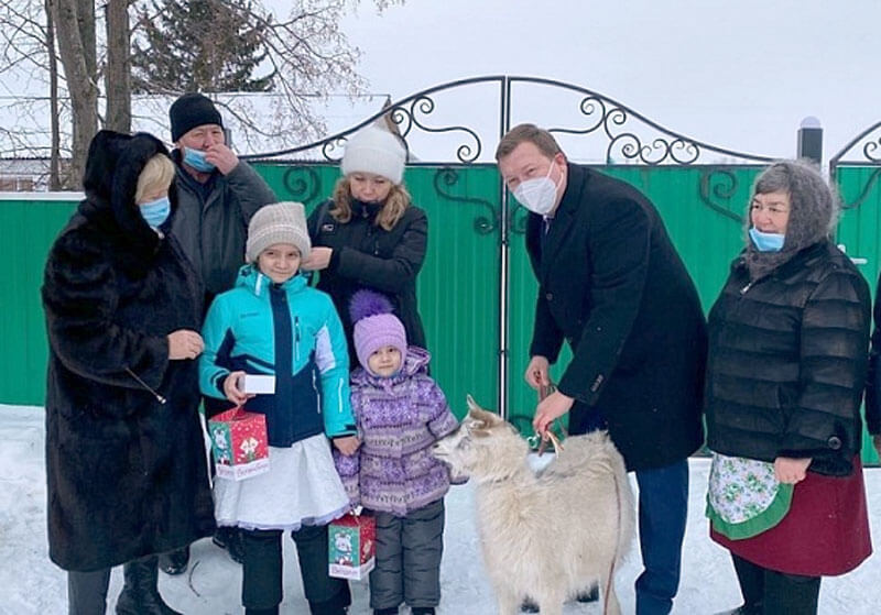 В Давлекановском районе депутат "Единой России" подарил девочке козу