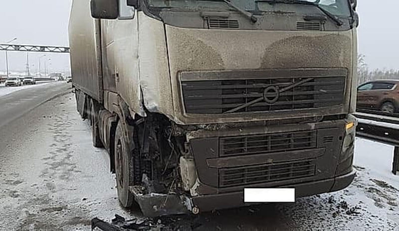 Авария в Башкирии: грузовик столкнулся с попутной легковушкой