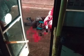 В Стерлитамаке возле троллейбуса порезали женщину