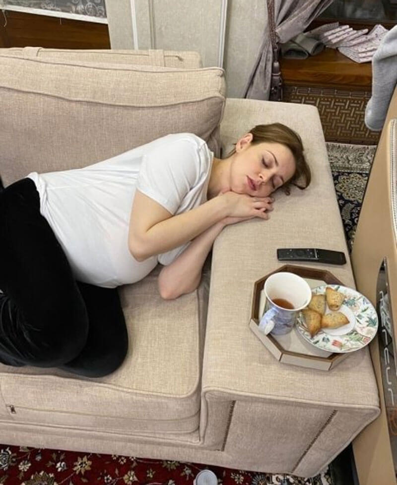 «Ходим на цыпочках»: Хабиров опубликовал фотографию спящей беременной жены
