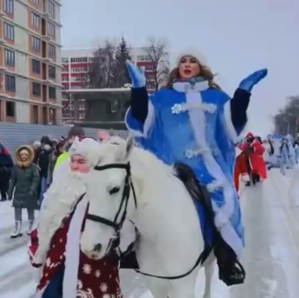 Анна Семенович приняла участие в параде Снегурочек в Уфе