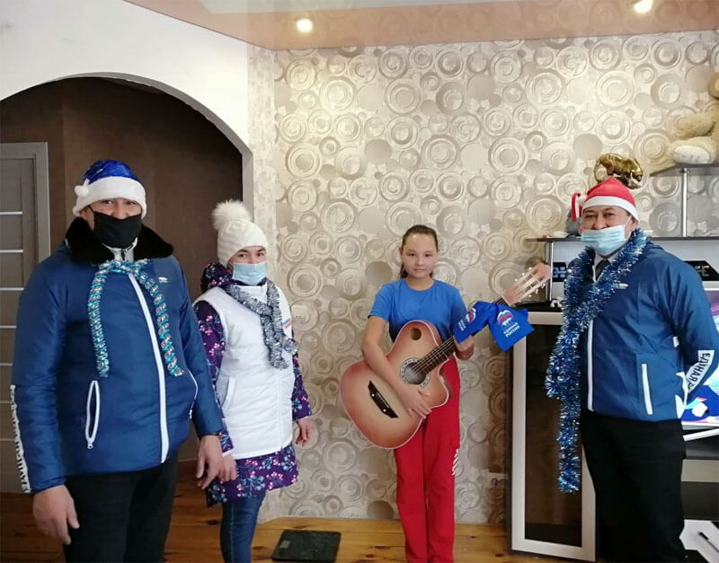 В Хайбуллинском районе исполнили мечту девочки, подарив ей гитару на Новый год