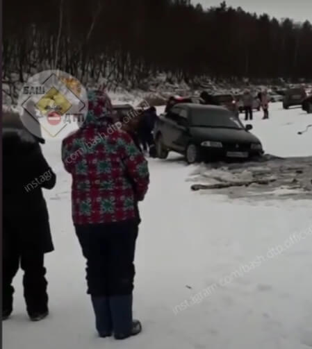 В Кигинском районе иномарка вытащила провалившуюся под лед машину | видео