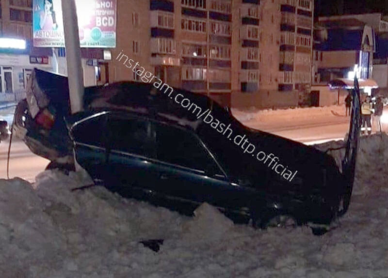 Авария в Белебее: водитель BMW влетел в фонарный столб | видео