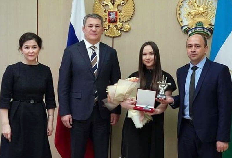 Хабиров присвоил победительнице шоу "Голос" Яне Габбасовой звание заслуженной артистки РБ